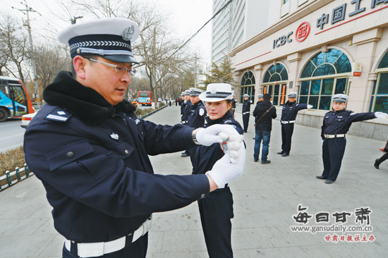 城关交警大队开展了交通指挥手势和队列训练(
