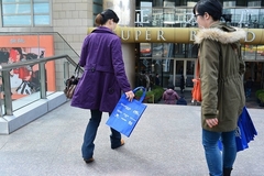 休眠1小时环保活动 上海街头环保袋派发