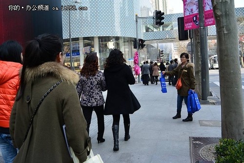 休眠1小时环保活动 上海街头环保袋派发