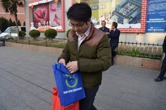 休眠1小时环保活动 上海街头环保袋派发