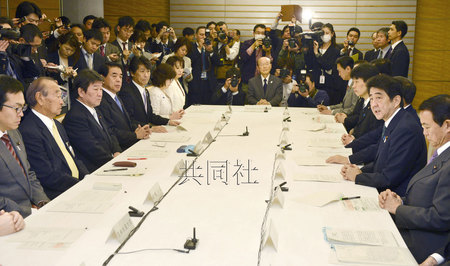 3月19日上午，冲绳政策协议会会议在首相官邸召开，首相安倍晋三（右二）在会上致辞。冲绳县知事仲井真弘多（左二）等参加了会议。（共同社）