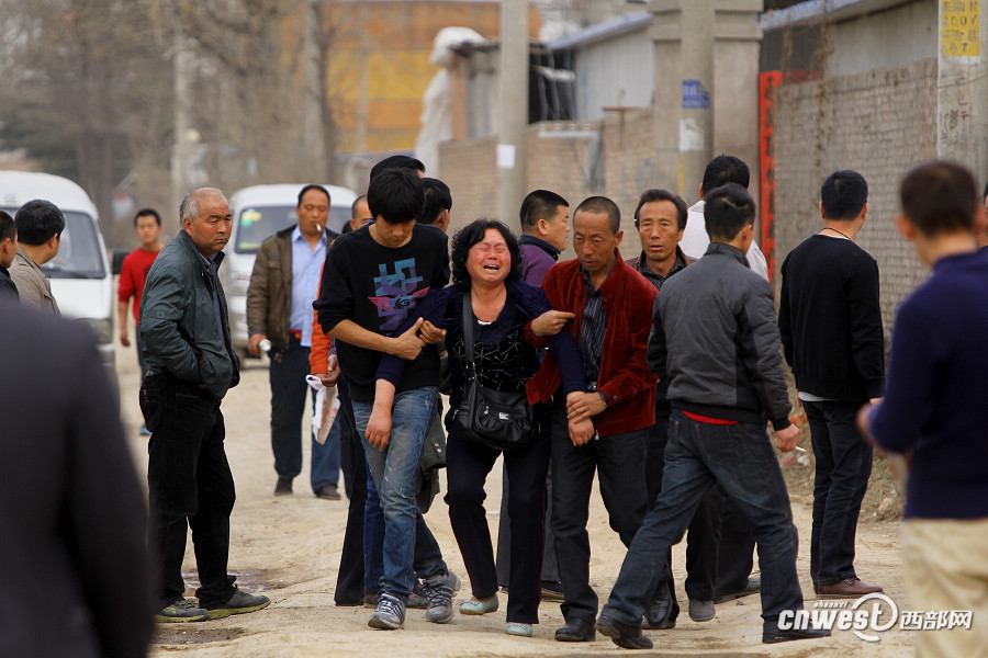 1事故现场,死者家属悲痛欲绝.