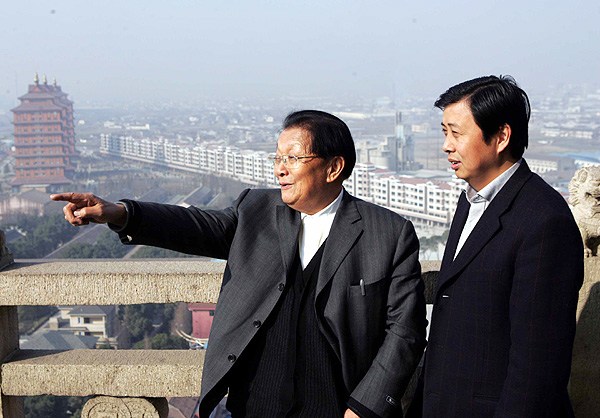 2012年10月9日，南京，吴仁宝向外地来访者介绍他对村里经济发展的一些想法。新华社发