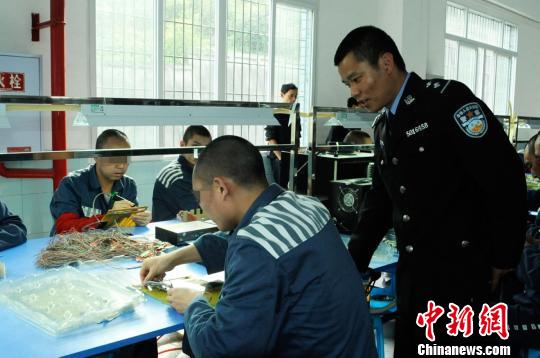 重庆永川监狱民警和楚云飞面对面谈心. 卢洋 摄