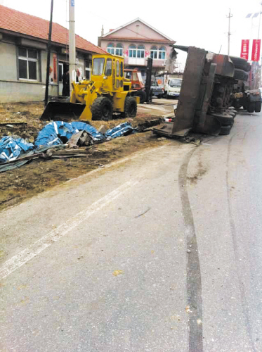 大挂车"神龙摆尾"路边铲车被"抽"一边(图)