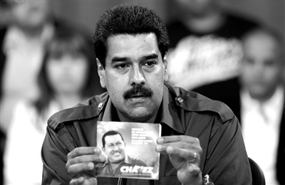18日，代总统马杜罗参加活动时手拿查韦斯照片。