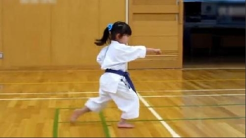 日本小萝莉打空手道萌翻组图网络:长大不敢娶(网友)空手道app图片