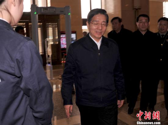 3月2日，中国公安部部长郭声琨到十二届全国人大一次会议代表驻地检查安全保卫工作。中新社发 贾国荣 摄