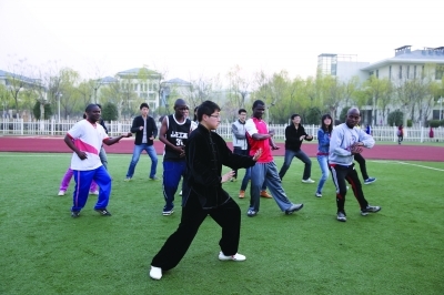 南京审计学院国际留学生学太极拳-搜狐出国