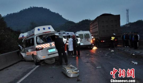 贵毕高速救护车与大货车相撞造成3死4伤组图