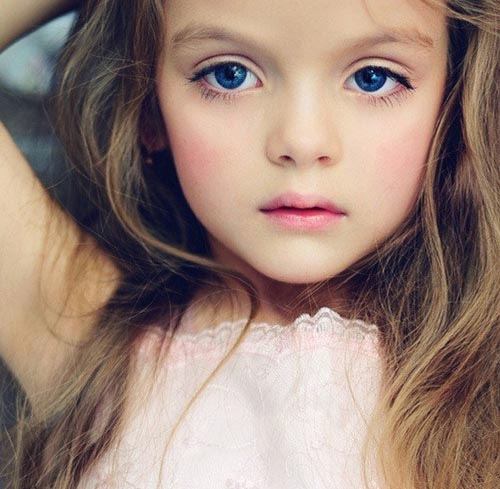 俄罗斯4岁小模特走红宛如真人洋娃娃(组图)