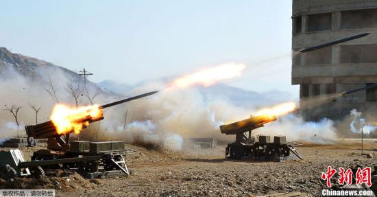 据朝中社于当地时间3月19日发布的照片显示，朝鲜人民军日前进行了实弹射击演练，其中包括多款火箭炮、自行火炮、牵引式火炮等。
