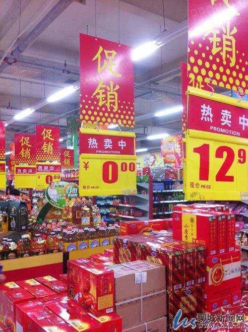 聊城:超市促销忙 价格标签混乱待规范(组图)