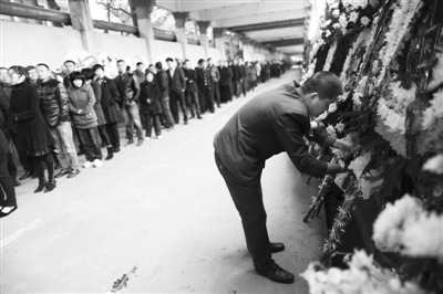 3月20日，江苏华西村，前来悼念吴仁宝老书记的村民排起了长队。新京报记者 浦峰 摄