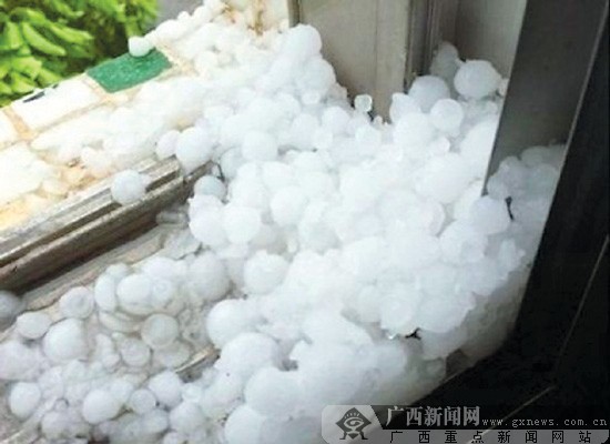 玉林容县下的冰雹。新浪微博网友“陈晓CXbike”摄