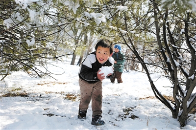 北京/昨日，方庄体育公园，一小孩在玩雪。