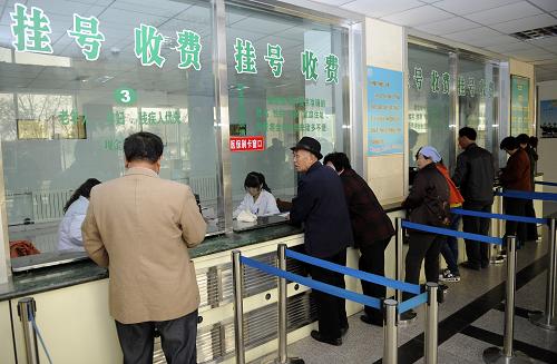 3月20日,在宁夏银川市永宁县人民医院,前来就医的患者在挂号,交费.