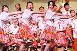 2010年4月，广州市少年宫合唱团正在演出。