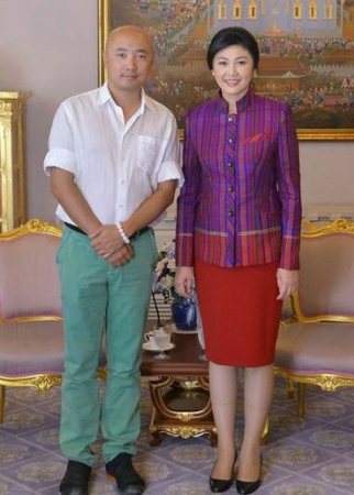 徐峥卷着袖口就会晤了泰国总理。