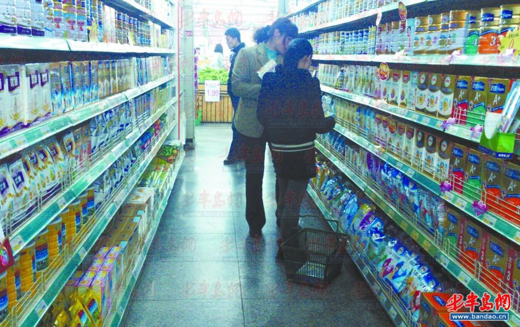 市民在选购奶粉。