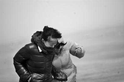 行人被大风吹得抬不起头来. 本报见习记者 孙海摄