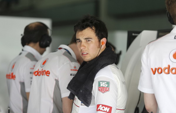 图文:F1大马站第一次练习赛 佩雷兹擦拭汗水