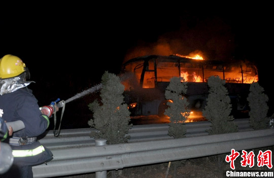 3月21日晚20时15分许，京昆高速凉山州境内德昌段一辆客运公交车在行驶途中发生自燃。消防官兵正在现场处置起火的公交车。吴齐 杨宇恒　摄