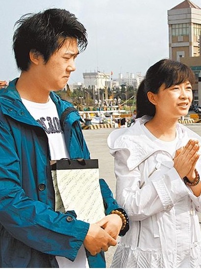 潘安邦的妻子王志翔(右)及独子潘惟智合照