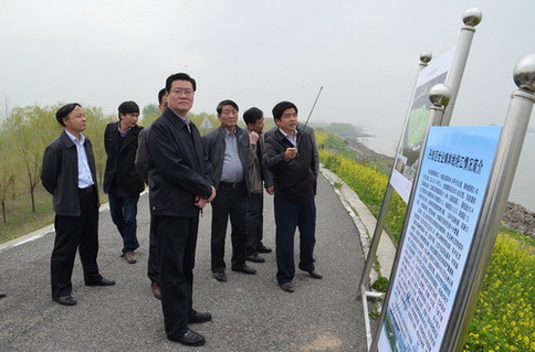 分赴各辖市区,镇江新区和"三山"管委会开展了长江河道治理和堤防建设