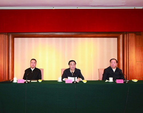 3月17日，国家工商总局召开处以上干部会议前，张茅、周伯华亲切握手。