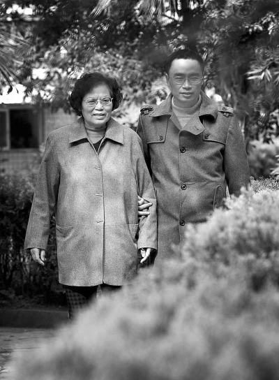 "在丧夫的痛苦中,苦苦煎熬了17年的张桂花,头发已斑白.