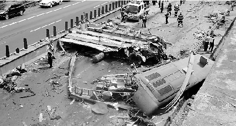福建高速惨烈车祸8死15伤(图)