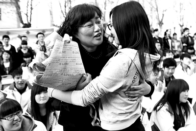 女大学生向老师献上亲手制作的纸质花束，祝福老师节日快乐。 张玉鹏 图