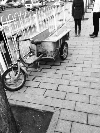 3月20日，海淀北四环西路辅路，弃婴出生在这辆三轮车上。