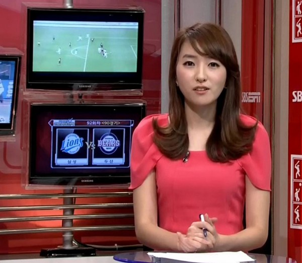 现年26岁的韩国sbs espn频道美女主持人申雅英毕业于哈佛大学历史系