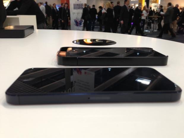这款Powermat的手机壳和之前产品相比，不仅电池容量有所增加，而且体积也大了不小，因为iPhone 5的Lightning接口要需要更长款的手机壳与之相匹配。