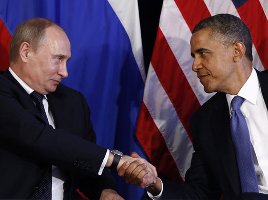 2012年6月18日，在墨西哥洛斯卡沃斯举行的二十国集团峰会上，俄罗斯总统普京（左）和美国总统奥巴马握手。新华社/路透
