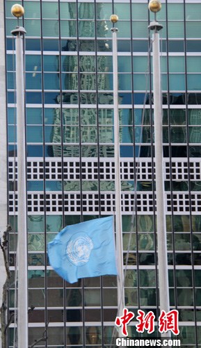 3月22日，联合国总部降半旗，向孟加拉国总统拉赫曼致哀。中新社发 李洋 摄