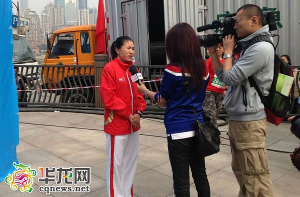 图文:2013重庆国际马拉松赛 冬日那采访周春秀