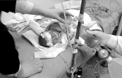 男婴在医院接受治疗。读者供图