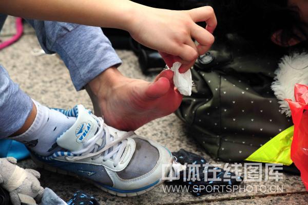 图文:深圳百公里徒步活动 擦拭脚趾