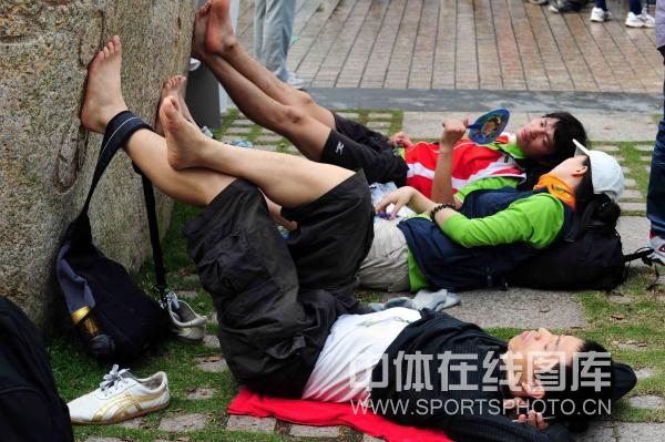 图文:深圳百公里徒步活动 躺着休息