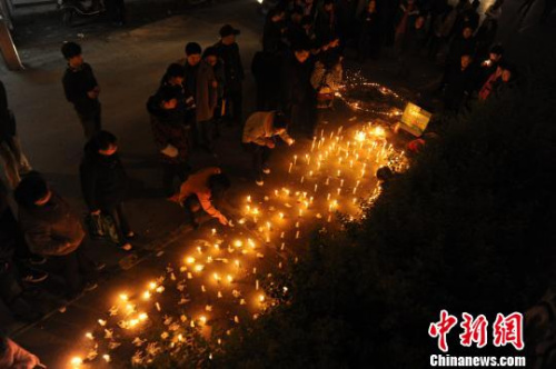 长沙市民点燃蜡烛为落井女孩祈祷平安(组图