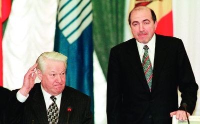 别列佐夫斯基（右）和总统叶利钦（1998年4月29日摄）。