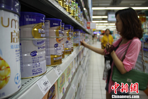 香港限奶令的实施还未满月，但内地奶粉市场却早就做出了反映，业内人士预计今年下半年我国奶粉将迎来新一轮涨价潮。中新社发 杨华峰 摄