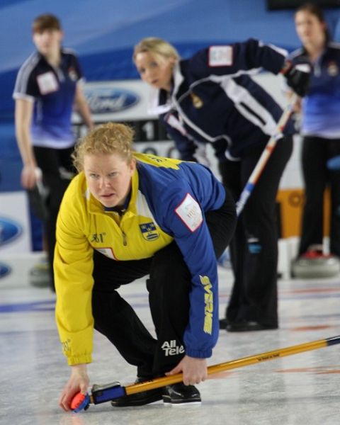 图文：2013女子冰壶世锦赛 瑞典女将表情严峻
