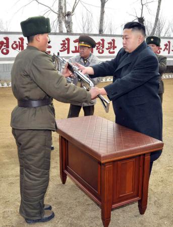 当地时间2013年3月23日，朝鲜中央社公布，金正恩视察1973部队总部，授予纪念来福枪。这是特种部队，金正恩在视察时称，在作战时应该有闪电般的速度。