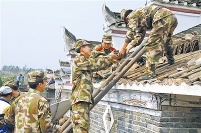 2万人受灾.武警吉安市支队迅速组织官兵投入抢险.