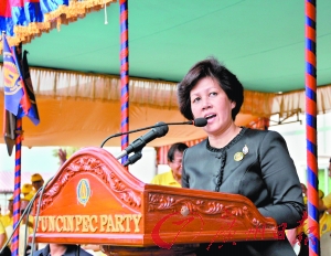阿龙拉斯美公主23日在金边的奉辛比克党代表大会上讲话。