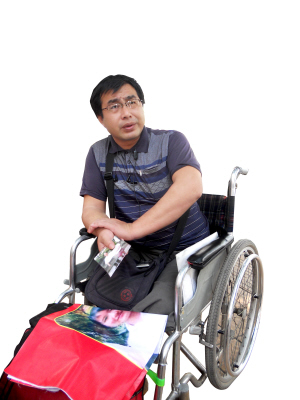 3月20日,媒体刊登了一名双腿截肢男子坐轮椅乘火车到南宁,寻找从
